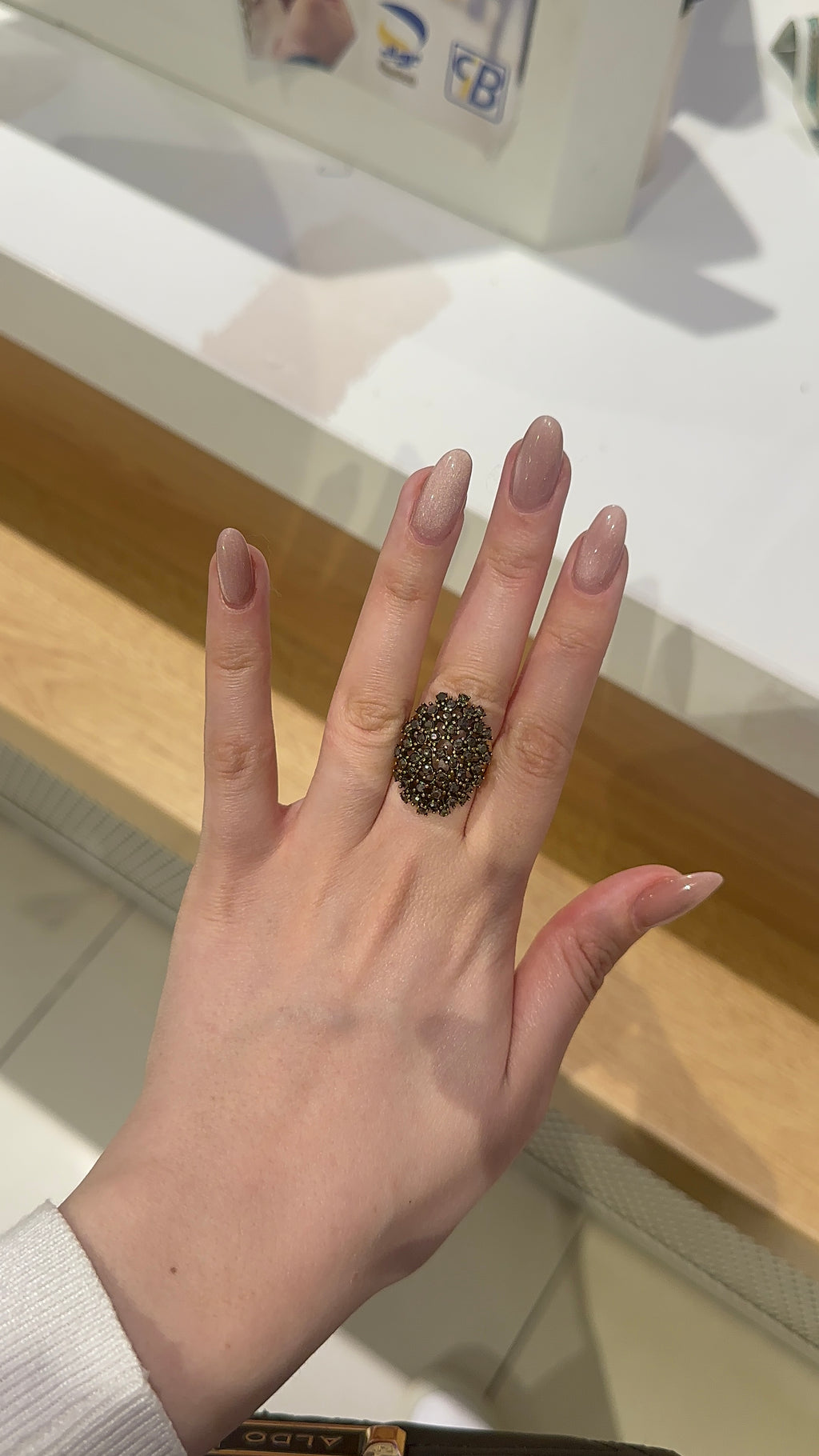 Grosse bague avec pierre noire