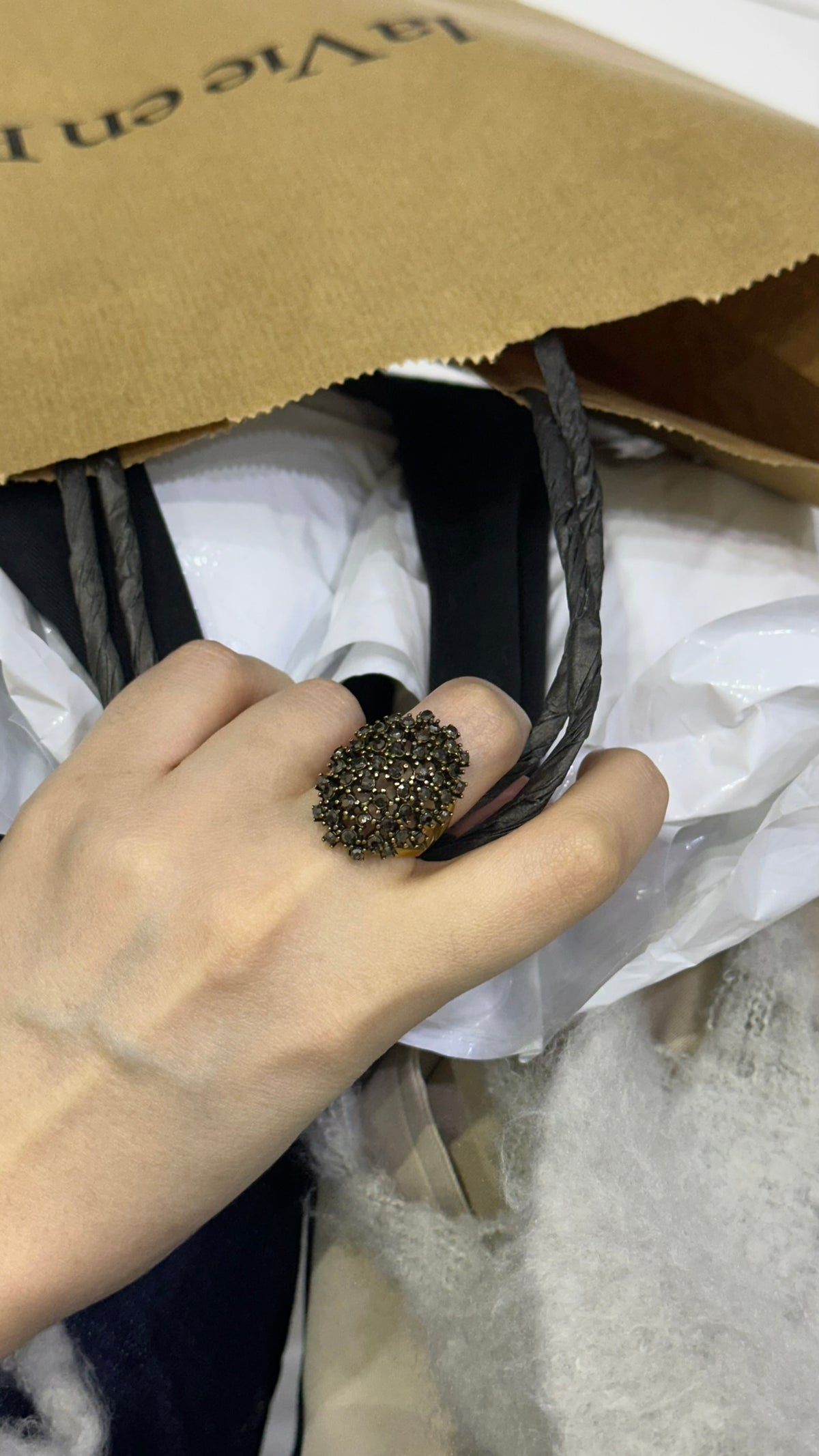 Grosse bague avec pierre noire
