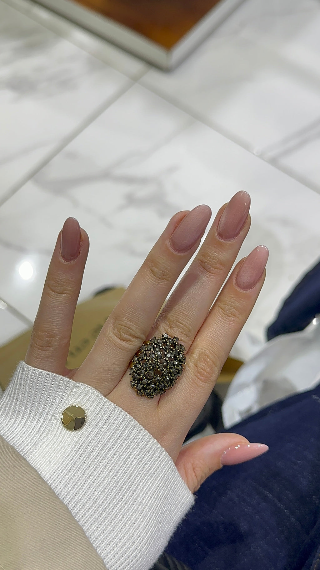 Grosse bague avec pierre noire