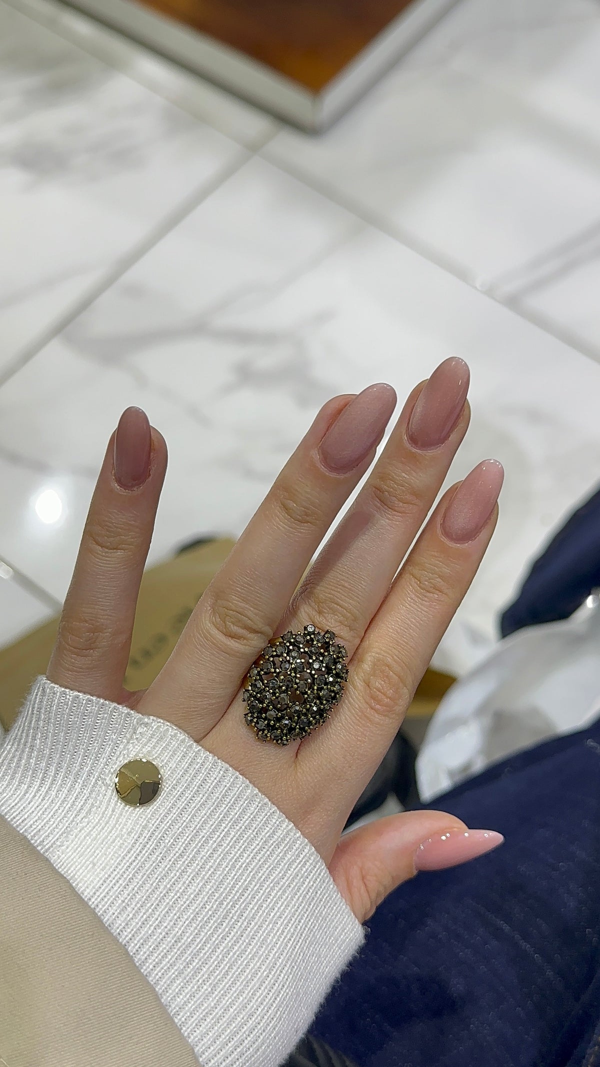 Grosse bague avec pierre noire